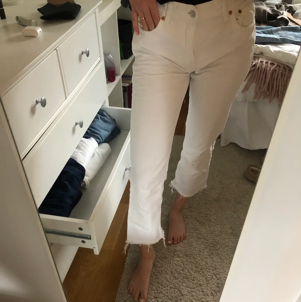 Vita mom jeans från Mango som knappt är använda. Fransade nertill. True to size! Strl 36. Är 1,70 för referens.. Jeans & Byxor.