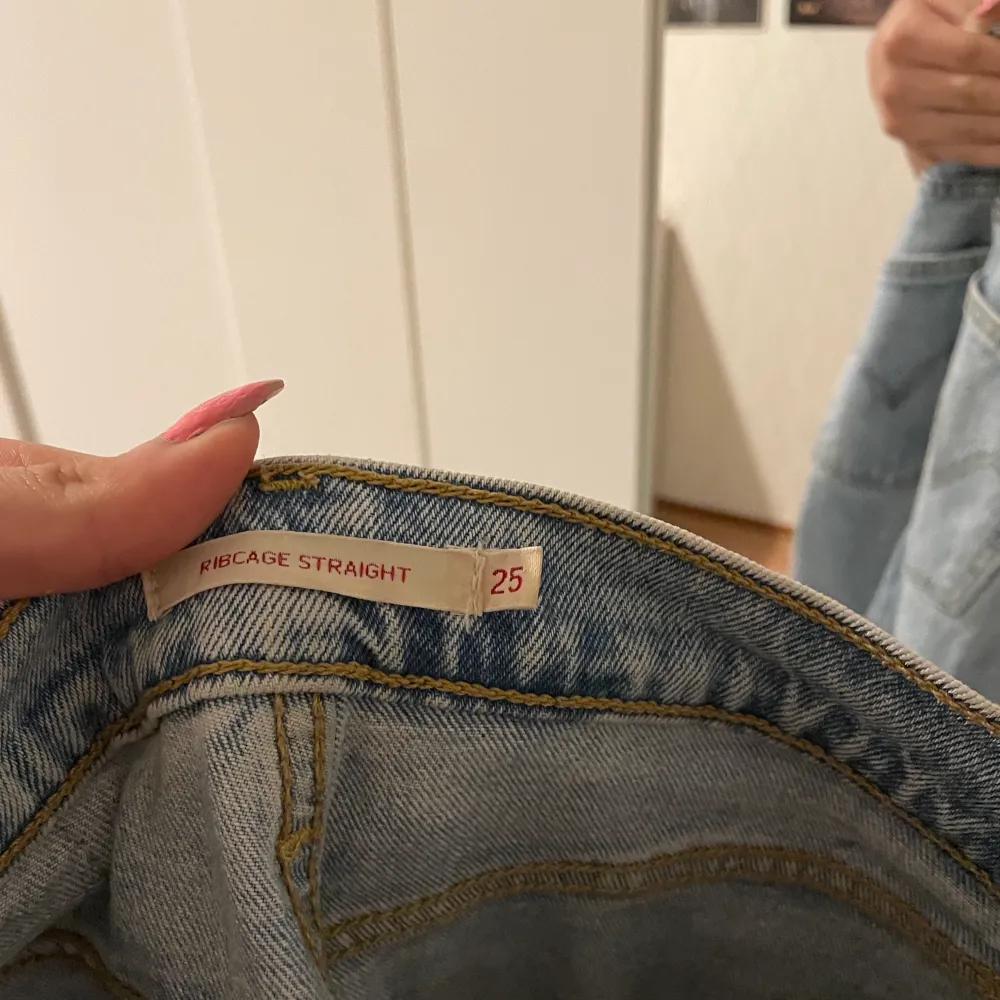 Säljer dessa fina Levi’s jeans i ribcage straight modell. De är cropped på mig som är 170cm. Köptes ursprungligen för 1049kr och är knappt använda💘💘. Jeans & Byxor.