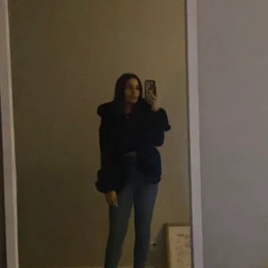 Pälsjacka - Säljer denna snygga pälsjacka🌸 Det är absolut inga fel på den och inte ens använd en vinter🌸 köpte den för 2500😇 Pris kan även diskuteras🌸 Köparen står för frakt