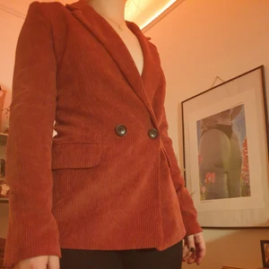 Röd manchesterkavaj  - Skön kavaj, dock en smula för tajt för mig. Bra skick härlig färg. 