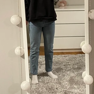 Zara slim jeans  - Säljer mina snygga zara slim jeans ankel midrise, som är avklippta nedtill. Passar perfekt mig som är 165. Säljs då dom e för små. Jeansen är i nyskick. Köparen står för frakten. Kom privat för fler bilder💗