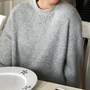 stickad tröja - så så så bra kvalitet!!! står xs på lappen men oversized så skulle säga xs-m