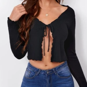 Kofta med knytning  - Svart kofta med knytning fram, st M