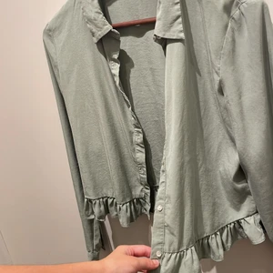 Topp - Snygg topp/overshirt ifrån zara i grön man kan ha den knäppt eller oknäppt lika snyggt!