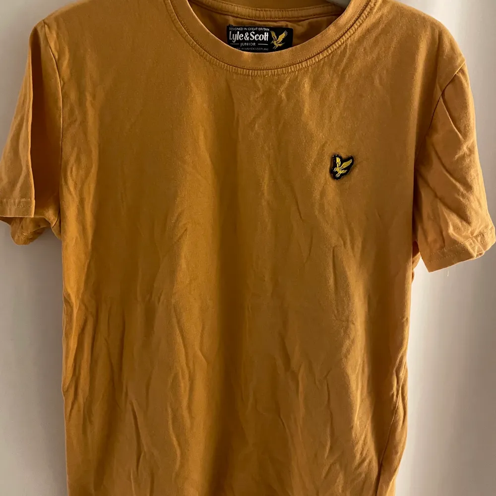T-shirt i en så fin gul färg😍 tyvärr för liten för mig, sparsamt använd💕. T-shirts.