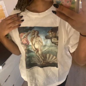t-shirt med konst - vit t-shirt med konst-motiv. använd fåtal gånger, säljer pga brist av användning. om flera är intresserade blir det budgivning 🤍