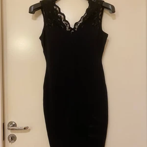 HM klänning strl S - Söt klänning med spets och dragkedja i ryggen: Bra skick! Finns i Umeå, köparen betalar ev frakt.