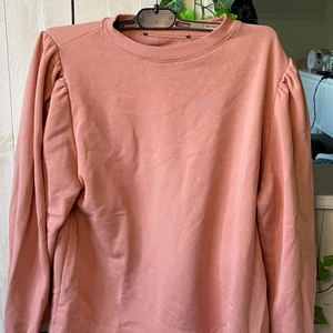 Rosa tröja Lager 157 - Säljer min fina tröja från Lager 157. Säljer pågrund att den inte kommer till användning. Använd några gånger men ändå i bra skick . Kontakta för fler frågor 💓 Säljer för 50 kr + frakt St S 