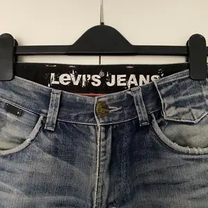 Säljer ett par Levis jeans som har ett egetgjort hål i vänster ben. Passar någon som är 166cm och neråt. Storlek S