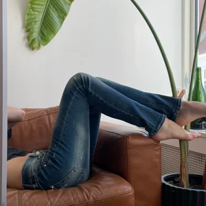 Italian Low Waist Jeans - Jeans with shifting shades and low waist rise. Made in Italy