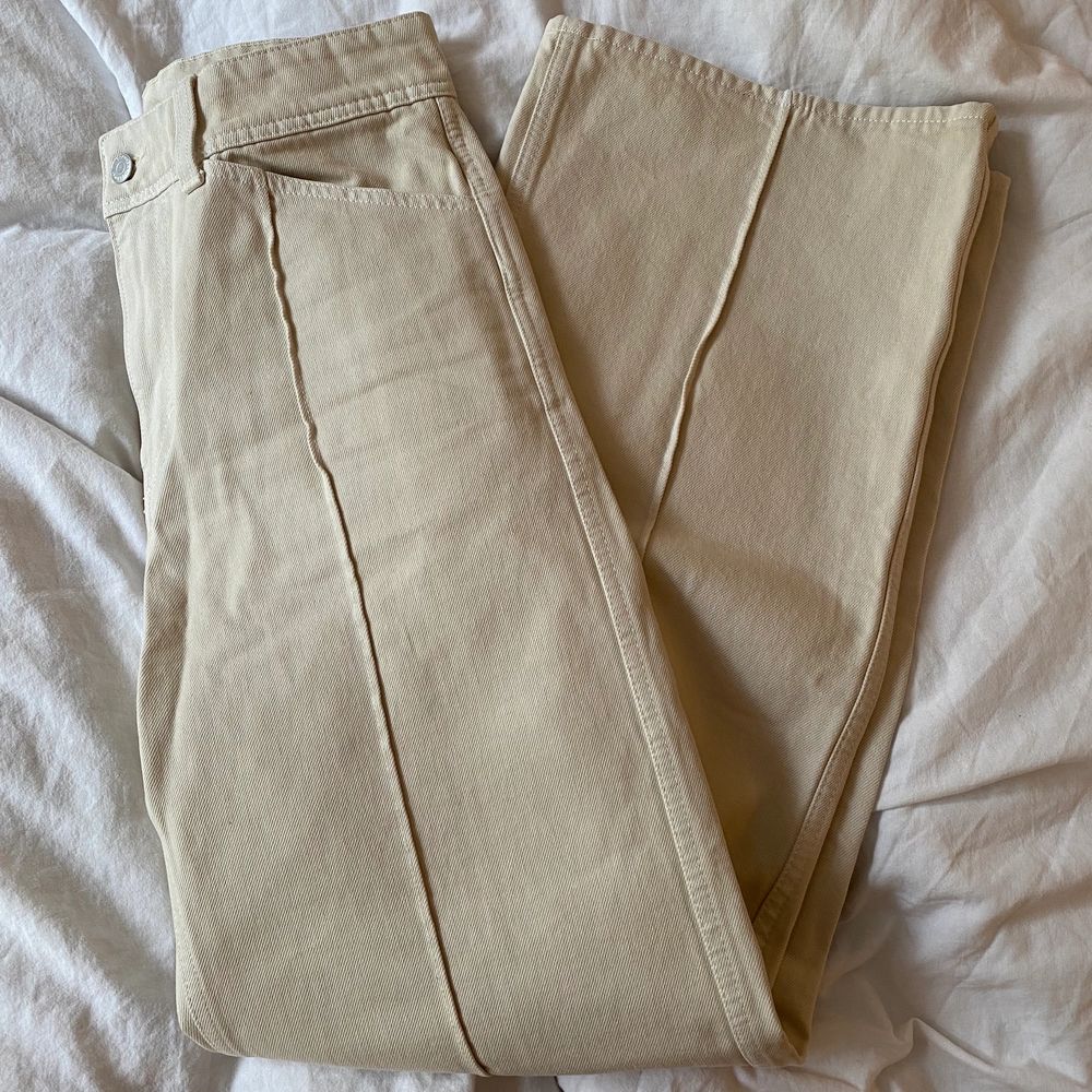 Säljer dessa supersnygga jeans från weekday! Endast använta 1 gång! Stl 38. Säljer för 150kr exklusive frakt. Vid flera intresserade buda i kommentarerna. Budgivning avslutas nu på onsdag kl.20.30🌟. Jeans & Byxor.