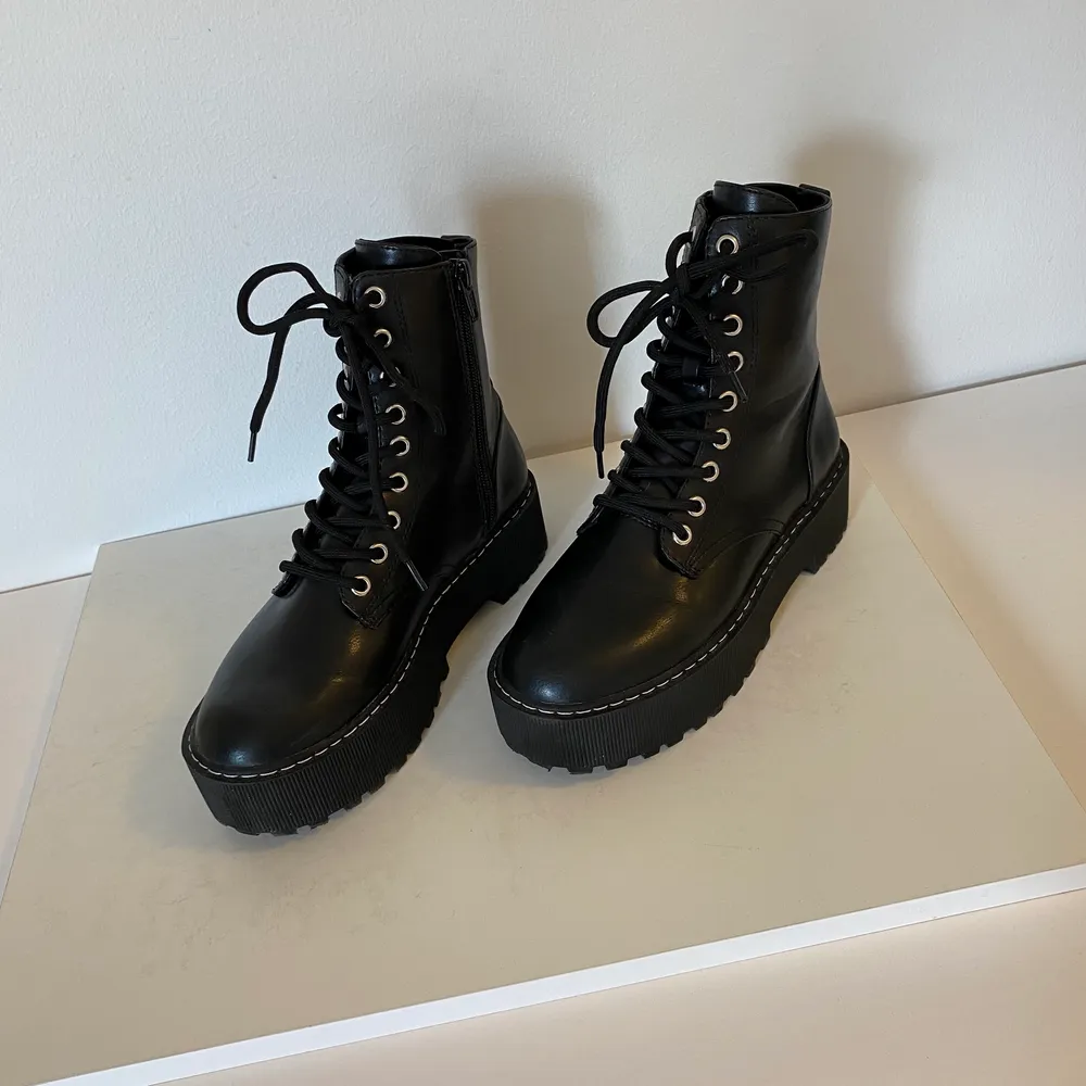 Svarta boots med platå från H&M. Strl. 37. Använda fåtal gånger. 200kr. Skor.