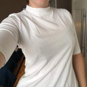 En vit T-shirt med krage från Kappahl! Tunt och skönt material i bomull✨✨