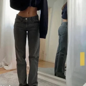 Gråa midrise jeans  - Ett par gråa midrise jeans från zara, väldigt bra skick!  Buda i kommentarsfältet 