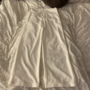 Kostymbyxor  - Helt nya kostymbyxor från bikbok som (vad jag ser) inte längre finns på hemsidan i storlek 36❣️ Säljer pga för korta för mig som är 175 nypris:299+frakt säljer för 100+frakt eller högsta bud❤️ Om det inte står såld på annonsen finns byxorna kvar💕