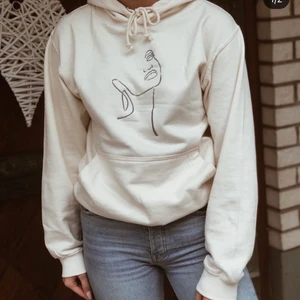 Tendenza hoodie - En supersnygg beige hoodie som inte säljs längre. Den är gjord i ett stabilt material och broderad. Den är använd men i ett bra skick. Köpt för 600. Storleken är S men jag skulle säga att den är något liten i storlek men passar precis på en S. Skriv privat för fler bilder! Buda även privat.
