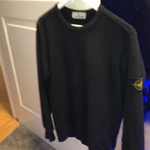 Stone island crewneck - Cond 8,5/10, den är inte nopprig elr några andra skador
