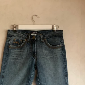 HELT NYA MORGAN DE TOI JEANS  - HELT NYA Morgan De Toi Jens (vintage). Nypris 690kr. Har fler bilder, skriv till mig om du är intresserad så skickar jag. Det är en straight modell. Lådmijdad. Säljer då dom är för små för mig. Har två likadana byxor, ett par i storlek 38 och ett i 34. Skulle däremot säga att dom är mycket små i storlek. 