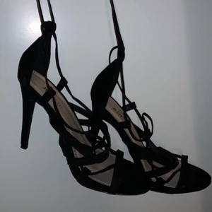 Svarta Klackar - Svarta klackar med snörning. Storlek 38,5 i fint skick. Kolla gärna in mina andra annonser 🥰