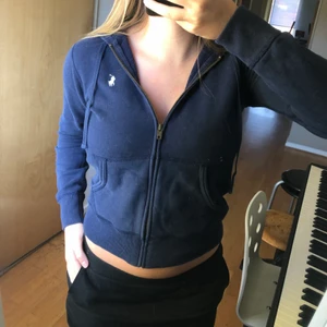 Ralph lauren luvtröja - En marinblå Ralph lauren luvtröja i storlek xs. Jag är vanligtvis en S men den passar på mig om man vill att den ska vara lite kortare och tajtare. Knappt använd och därför i nyskick🥰Köparen står för frakten på 48kr💓