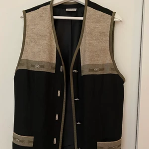 Vintage väst - Säljer denna coola vest. På andra bilden ser man längden lite bättre. Köpt second hand och är i bra skick! Köpare står för frakt