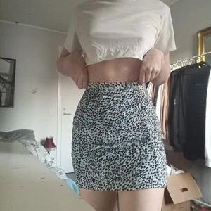 Leopardkiol i storlek S - Säljer denna kiol för att den börjar bli för liten men den är i jätte fint skick och är använd ca:5-6 gånger. Har ni några andra frågor eller är intresserad är det bara att höra av sig.