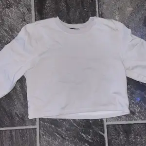 Sweatshirt från Zara i väldigt bra skick. Säljer för att den inte kommer till användning💞Jag står inte för postens slarv💞💞