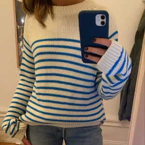 Zara stickad tröja strl s (oversized) - Jätte fin blå-vit randig tröja från Zara. I perfekt skick! (399 nypris)Buda. Kan sälja för 200 direkt💕