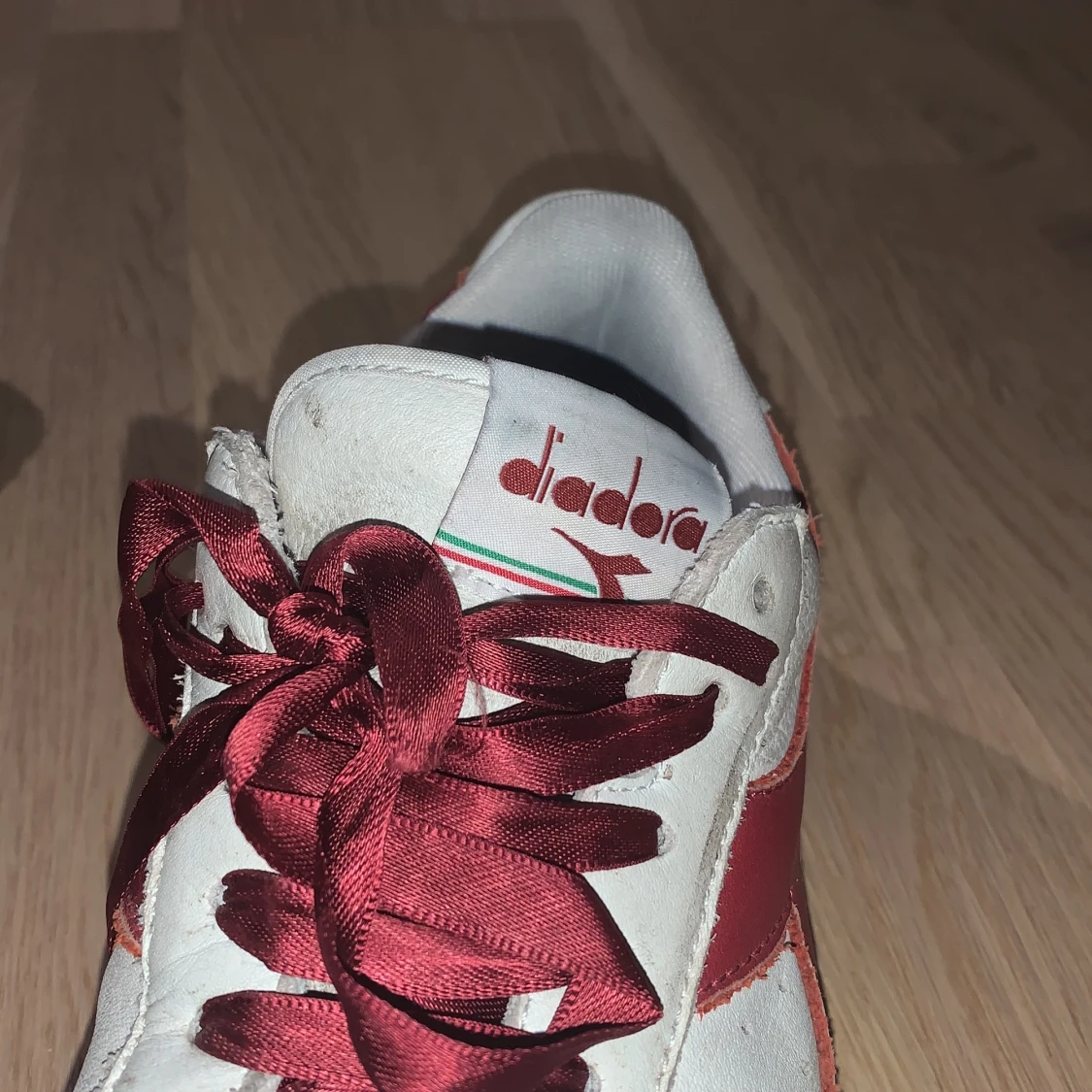 Sneakers white and red, vintage touch - 91