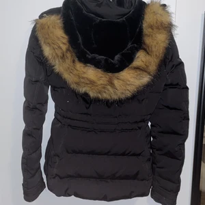 Vinterjacka - Säljer min vinterjacka använd en vinter och är i mycket bra modell. Köparen står för frakten, annars kan jag mötas Stockholm, odenplan och Haninge. 