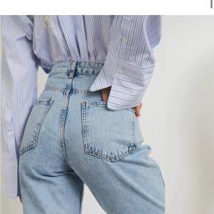 Supersnygga jeans i modellen Dagny mom jeans från Gina Tricot (petite) i storlek 32. Passar någon mellan 150-160 cm. Jättesnygg passform och färg. Bra skick!