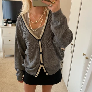 Kofta - Så så så fin stickad kofta som passar alla tillfällen!!! Köpt secondhand 