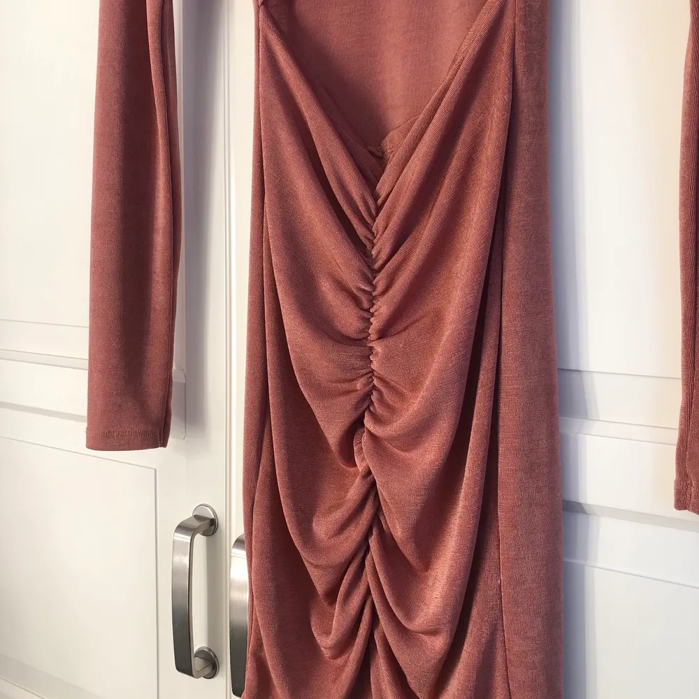 Superfin stretchig klänning i färgen mörkrosa som passar utmärkt till fester! Betalning sker via swish🤎. Klänningar.