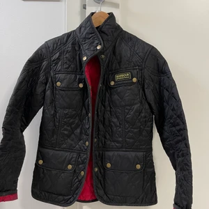 Barbour jacka - En snygg och klassisk barbour jacka i storlek 36 som är använd väldigt sparsamt🖤 pris 300 kr eller högstbjudande. Är ni intresserade skriv till mig privat. 