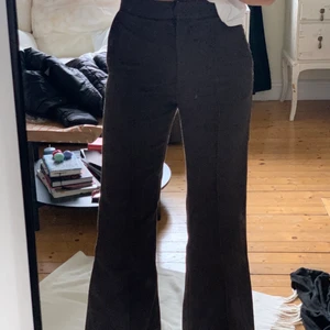 Bruna Kostymbyxor  - Bruna kostymbyxor från H&M. Köpta för 1 år sedan för cirka 500kr. De är lite noppriga💗
