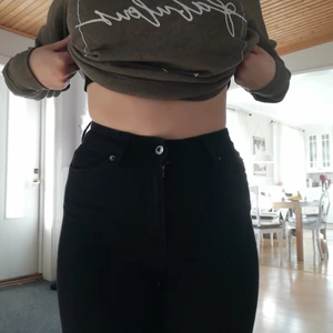 Jeans - Svarta skinny jeans från HM. Storlek 34 men passar nog även 36. Nästan helt nya (Använda 1 gång). Säljer pga för små för mig! Frakt tillkommer💗