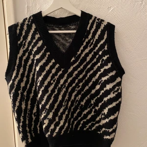 Stickad väst - En stickad väst från Shein i zebramönster, mycket bra kvalité. Säljer den då den inte kommer till användning längre. Storleken är M men passar även dem med S! Kommer från ett djur- och rökfritt hem✨💕