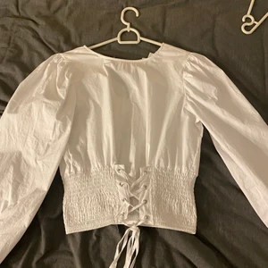 Vit topp - Jättefin topp som funkar med allt, har en korsett framtill. Saknar en knapp på baksidan men inget som stör, bild kan skickas ifall det önskas