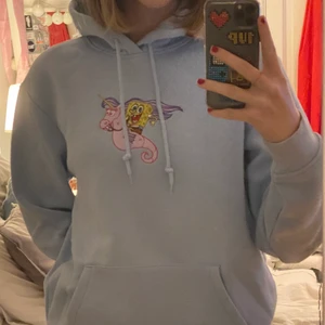 Hoodie H&M strl S - Ljusblå hoodie med gulligt broderi fram. Använd fåtal gånger 💕 Sitter som en S. 