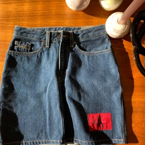 Minikjol jeans by Calvin Klein  - Hej! Säljer min ny, vintage och otrolig fin minikjol i jeans material från Calvin Klein pga den är för liten, fick det här från usa, lappen finns kvar på den, som visar att den är äkta. Storlek 25 typ 32-34 eller XS.