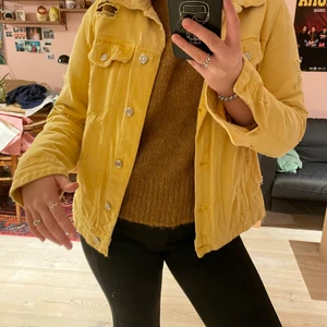 Jeansjacka  - Fet Jeansjacka från Zara med slitningar, använd flitigt. 