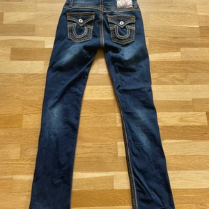 True religion jeans - Skit snygga true religion jeans i jättefint skick! Säljer för att jag har ett annat par som e jättelikt o dom kommer därför inte till användning så mycket som de borde! Storlek 28 men är ganska små i storleken o skulle passa 26-27 också (de är stretchiga) om fler är intresserade blir det budgivning ❤️ köpta secondhand för 480kr❤️ HÖGSTA BUD 360