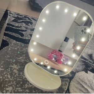 Lamp spegel  - Jag säljer denna superfina och oanvända lamp spegel för att jag inte använder den. Den är som sagt oanvänd och kommer i bra skick! 