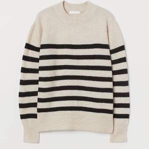 Säljer denna populära randiga tröjan från HM som är slutsåld❤️ Knappt använd och är i strl M. 