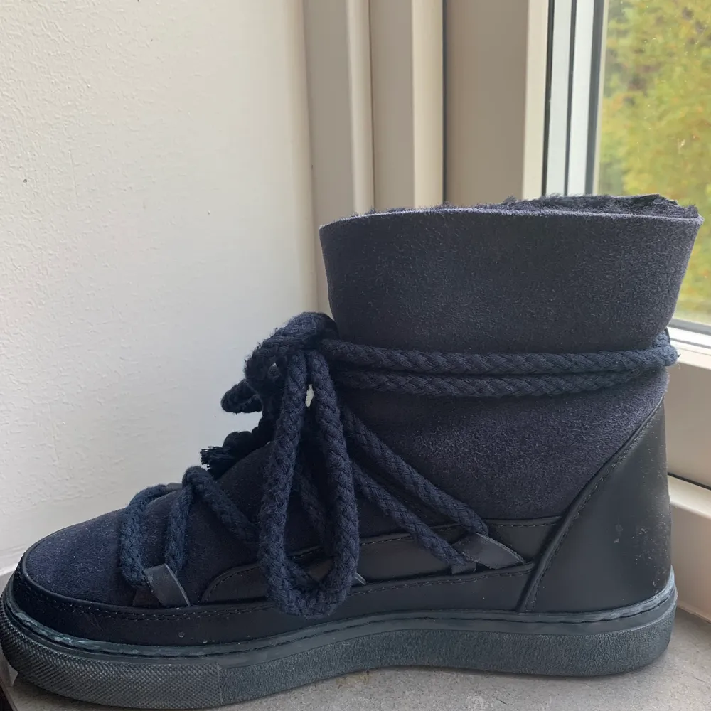underbara blåa inuikii skor, köpta förra vintern och endast använda några få gånger!! storlek 37 men jag har i vanliga fall 38 och de passar mig!! ordinarie pris 2450, buda i annonsen eller köp direkt för 2000💖💖. Skor.