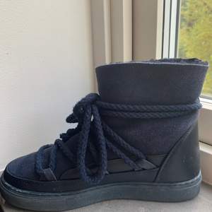 underbara blåa inuikii skor, köpta förra vintern och endast använda några få gånger!! storlek 37 men jag har i vanliga fall 38 och de passar mig!! ordinarie pris 2450, buda i annonsen eller köp direkt för 2000💖💖