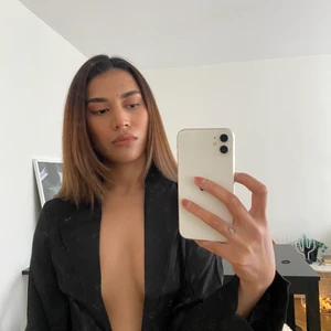 Topp svart - Topp från NA-KD. Öppen med två knytning.  Använt två gånger. Storlek 34. Orginalpris 399kr.  Köpare står för frakt. 