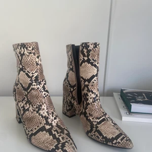 Snakeprint skor - Superfina skor med en klack. Knappt använda så är i fint skick. Inte äkta ormskinn såklart. 