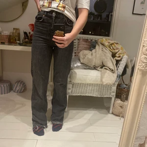 Zara jeans  - Säljer mina gråa favoritjeans från zara för att de blivit för små för mig:( 💕💕 