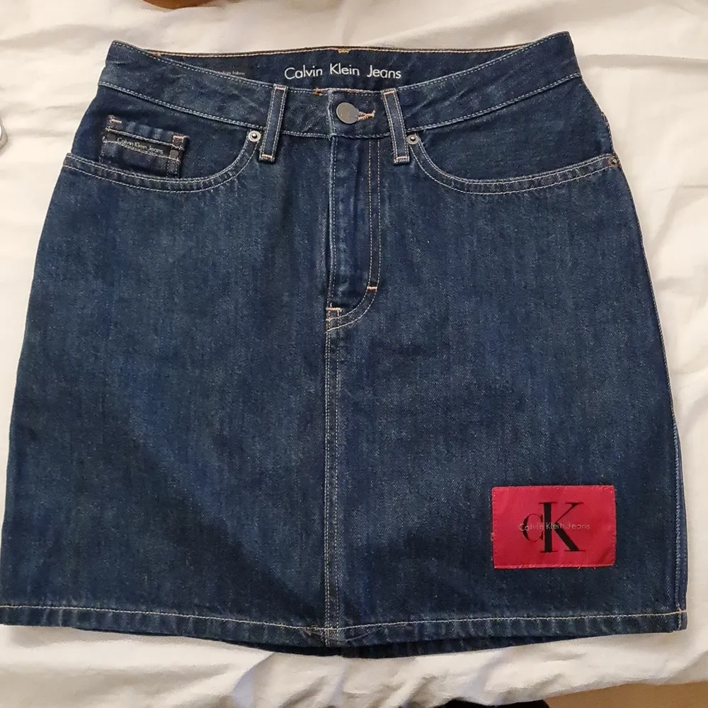 Säljer en aldrig använd jeanskjol av Calvin klein. Kjolen är klar jeansblå och slutar ovanför knäna med en högre midja. Ck märket i vänster hörna är rött. Hör av er om ni vill ha fler bilder.. Kjolar.